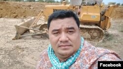 លោក សុខ ឧត្តម អ្នក​សារព័ត៌មានដែល​ត្រូវ​បាន​ចោទ​ប្រកាន់​ពី​​បទ​ញុះញង់​ ក្នុង​សំណុំ​រឿង​ជម្លោះ​ដី​ធ្លី ដែល​ប្តឹង​ដោយ​មន្រ្តី​យោធា​ជាន់​ខ្ពស់​ម្នាក់។ (រូបថតពីហ្វេសប៊ុក សុខ ឧត្តម)