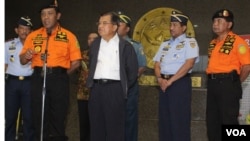 Wakil Presiden Jusuf Kalla dan Ketua Basarnas FHB Soelistyo menjelaskan perkembangan hilangnya pesawat AirAsia di Kantor Basarnas, Minggu (28/12).