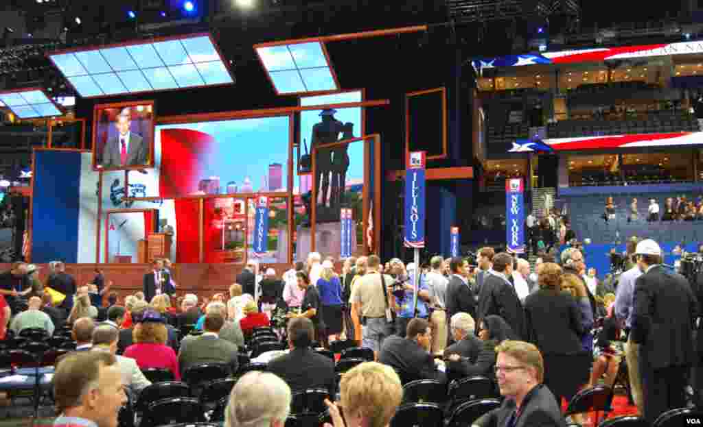 Latar belakang panggung berubah untuk menunjukkan gambar negara bagian asal pembicara pada konvensi. (J. Featherly/VOA)