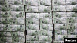 Tumpukan uang di Bank of Korea di Seoul (Foto: dok). Korea Selatan dan Jepang sepakat untuk mengurangi besarnya pengaturan pertukaran mata uang antar kedua negara akhir bulan ini. 