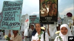 Anggota Koalisi Perempuan Indonesia untuk Keadilan dan Demokrasi berdemonstrasi di depan kantor Kementerian Pertahanan pada 1998, menuduh militer kurang bertindak mencegah pemerkosaan selama kerusuhan Mei 1998. (Foto: Dok)