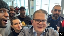 በአሜሪካዊያን ታጋቾች እና እስረኞች ጉዳይ የሚሰሩት አማካሪው ጆናታን ፍራንክ በኩዌት ዓለም አቀፍ አውሮፕላን ማረፊያ፣ እአአ መጋቢት 12/2025