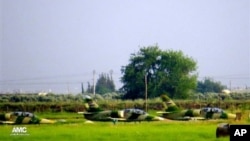 Foto yang dirilis oleh Aleppo Media Center (AMC) ini menampilkan suasana di pangkalan udara miiliter Kweiras di provinsi Aleppo, Suriah (Foto: dok). Pesawat-pesawat tempur pemerintah Suriah dilaporkan menyerang kedudukan pemberontak dekat wilayah ini, Selasa (18/6).