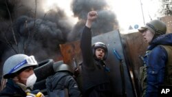 Demonstran anti-pemerintah meneriakkan yel-yel "Kemenangan untuk Ukraina" saat melancarkan aksi protes di Lapangan Merdeka, Kyiv, Ukraina (21/2).