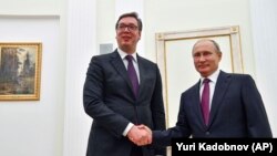 Predsednici Rusije i Srbije Vladimir Putin i Aleksandar Vučić rukuju se tokom susreta u Moskvi, 2. oktobra 2018. 