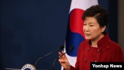 박근혜 한국 대통령이 13일 청와대 춘추관 브리핑룸에서 대국민 담화 발표를 하고 있다. 