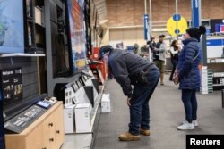 한 전자제품 판매점에서 소비자가 제품을 둘러보고 있다. (자료 사진)