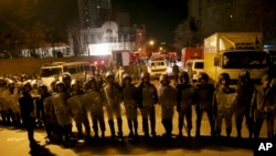 Penjaga keamanan Iran berjaga-jaga melindungi kedutaan besar Arab Saudi di Teheran, Iran, sementara sekelompok pemberontak berkumpul untuk memprotes ulama Syiah di Arab Saudi, Minggu, 3 Januari 2016.