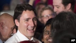 43 yoshli Tryudo Kanada tarixidagi ikkinchi eng yosh bosh vazir - tanqidchilar uni tajribasiz, bosh vazirlikka tayyor emas deb kelayotgan edi.