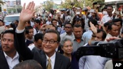 ​មនុស្ស​ជាច្រើន​ម៉ឺននាក់​​បាន​ងើបឡើង​ធ្វើបាតុកម្មតាម​ដង​ផ្លូវ​ជាមួយ​គណបក្ស​សង្គ្រោះ​ជាតិ​បាន​ក្លាយ​ជា​ការគំរាម​កំហែង​ផ្នែក​ស្មារតី​ដល់​គណបក្ស​កាន់​អំណាច។