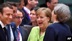 La Première ministre britannique Theresa May, à droite, la chancelière allemande Angela Merkel, et le président français Emmanuel Macron, le 22 juin 2017, Bruxelles, Belgique. (AP Photo/Geert Vanden Wijngaert) 