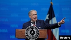 资料照片：德克萨斯州长阿博特在达拉斯讲话。(2018年5月4日)