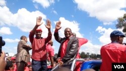 Nelson Chamisa et Douglas Mwonzora, du parti d'opposition MDC (Mouvement pour un changement démocratique) étaient également dans la rue. (Photo: VOA)