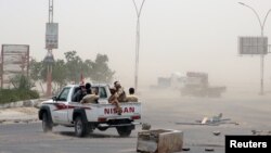 Anggota pasukan separatis Yaman dukungan Uni Emirat Arab berpatroli setelah bentrok dengan pasukan pemerintah di Aden, Yaman, 10 August 2019. (Reuters/Fawaz Salman)