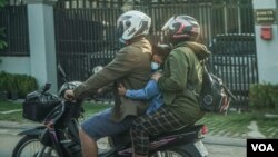 រូបឯកសារ៖ ប្រជាពលរដ្ឋ​​​ពាក់ម៉ាស​រាល់ពេលធ្វើដំណើរតាម​ផ្លូវ​​​ដើម្បី​ការពារ​ខ្លួន​ពីការ​ឆ្លង​ជំងឺ​កូវីដ​១៩ ក្នុង​អំឡុង​ផ្ទុះ​ឆ្លង​សហគមន៍​ទ្រង់ទ្រាយ​ធំ​តាំងពី​ព្រឹត្តិការណ៍២០កុម្ភៈ​មក រាជធានី​ភ្នំពេញ​ ​ថ្ងៃទី​១៤ ខែ​មីនា​ ឆ្នាំ​២០២១។ (ខាន់ សុគុំមនោ/វីអូអេ)