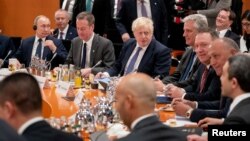 Російський президент Володимир Путін, британський прем’єр-міністр Борис Джонсон та державний секретар США Майк Помпео на переговорах щодо Лівії у Берліні 19 січня 2020 року