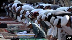 افغانستان سے ملحقہ خیبر پختونخوا کے ضلعے شمالی وزیرستان کے زیادہ تر علاقوں میں بدھ کو عید منائی گئی۔ مقامی علما پر مشتمل رویتِ ہلال کمیٹی کے اعلان کے بعد مقامی لوگوں نے عید الفطر منائی۔ (فائل فوٹو)