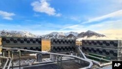 "Orca," pabrik terbaru dari perusahaan Climeworks di Islandia bisa menyedot 4.000 ton karbon dioksida per tahun dengan dukungan perusahaan Accenture (dok: AP)