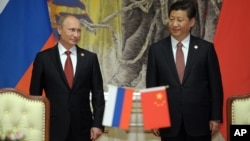 지난달 21일 시진핑 중국 국가주석(오른쪽)과 블라디미르 푸틴 러시아 대통령이 중국 상하이에서 정상회담을 가졌다.