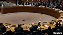 Duta Besar Rusia untuk PBB, Vasily Nebenzya, memilih resolusi Rusia dalam rapat Dewan Keamanan PBB di New York, yang berupaya membarui mandat penyelidikan atas penggunaan senjata kimia pada serangan ke Suriah pada 4 April lalu, 16 November 2017.