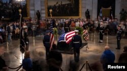 Kovčeg sa telom Džimija Kartera na Kapitol hilu, 8. januar 2025. (REUTERS/Marko Djurica)