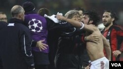 Gelandang AC Milan Gennaro Gattuso, kedua dari kanan, berargumen dengan para pemain dan staf klub Tottenham Hotspur setelah pertandingan babak 16 besar Liga Champions hari Selasa di Stadion San Siro.