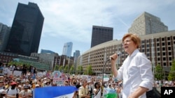 参议员沃伦在一场支持移民的集会上。（2018年6月30日）