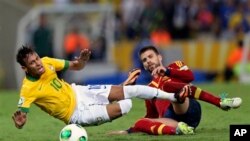 L'Espagnole Gérard Piqué, à droite, taclant Neymar lors de la finale de la coupe des confederations au Maracana stadium à Rio de Janeiro, au Brésil le 30 juin 2013 (AP Photo/Andre Penner)
