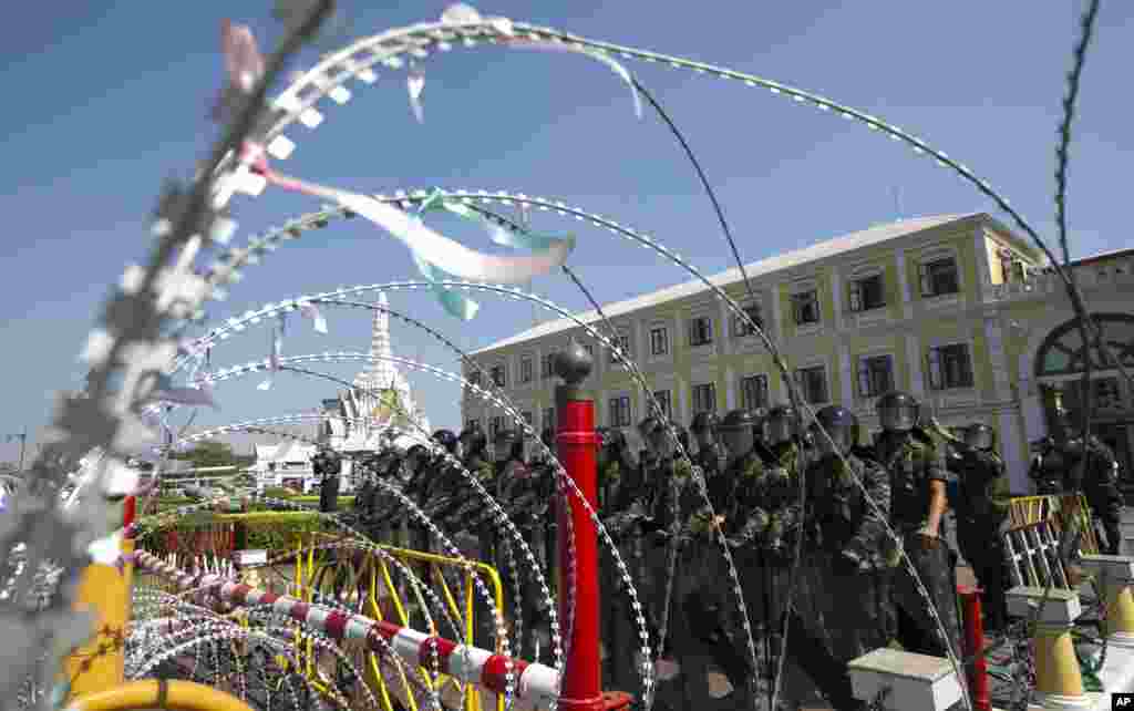 Soldiers stand guard inside the Thai Defense Ministry in Bangkok, Jan. 15, 2014.