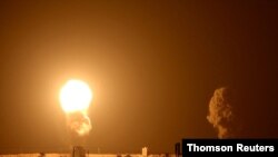 이스라엘군이 16일 공습한 가자 지구 팔레스타인 무장정파 하마스 기지에 화염과 연기가 솟아나고 있다. 전날 워싱턴 백악관에서 이스라엘-아랍에미리트(UAE)-바레인의 아브라함 평화협정 서명식 때 팔레스타인 하마스의 로켓포가 이스라엘을 공격했다. 