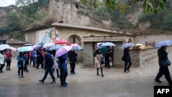 2016年10月22日，人们参观中国国家主席习近平青年时期在中国陕西省梁家河住过的窑洞。 这三个窑洞迎接了源源不断的共产党朝圣者