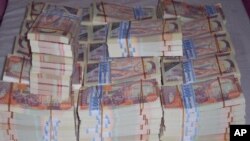 Dowladda oo Lacag keensatay Muqdisho