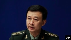 លោក Wu Qian អ្នក​នាំ​ពាក្យ​ក្រសួង​ការពារ​ជាតិ​ចិន​ថ្លែង​ក្នុង​សន្និសីទ​កាសែត​មួយ​នៅ​ការិយាល័យ​State Council Information Office ក្នុង​ក្រុង​ប៉េកាំង កាលពី​ថ្ងៃទី២៤ ខែកក្កដា ឆ្នាំ២០១៧។ 