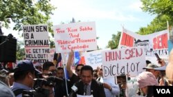 រូបឯកសារ៖ ពលរដ្ឋ​ខ្មែរ​អាមេរិកាំង​មក​ពី​បណ្តា​រដ្ឋនានា​នៅ​ជុំវិញ​សហរដ្ឋ​អាមេរិក មក​ជួបជុំ​គ្នា​ធ្វើ​បាតុកម្ម​តវ៉ា​ឲ្យ​មាន​ការ​គោរព​សិទ្ធិមនុស្ស និង​លិទ្ធិ​ប្រជាធិបតេយ្យ ​នៅ​កម្ពុជា នៅ​មុខ​ក្រសួង​ការបរទេស រដ្ឋធានី​វ៉ាស៊ីនតោន កាលពី​ថ្ងៃទី១៥ ខែកញ្ញា ឆ្នាំ២០១៧។ (សាយ ​មុនី)