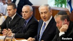 Israel's Prime Minister Benjamin Netanyahu, second from right, at weekly cabinet meeting, Jerusalem, June 1, 2014.