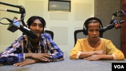 លោក​ វ៉ាន់​ សុភា​ អ្នក​រើស​អេតចាយ​និង​ជា​ជន​រង​គ្រោះ​ពី​ការ​បាញ់​ប្រហារ​​ និង​ភរិយា ចូល​រួម​ជា​វាគ្មិន​ពិភាក្សា​អំពី​«និទណ្ឌភាព​​និង​ការស្វែងរក​យុត្តិធម៌​សម្រាប់​ជន​ក្រី​ក្រ​ដែល​គ្មាន​​សមត្ថភាព​ដាក់​ពាក្យ​​បណ្តឹង‍»​នៅ​ក្នុង​កម្មវិធី​វិទ្យុ Hello VOA ពិសេស​កាល​ពី​ថ្ងៃ​សុក្រ​ទី​៥ ខែ​កុម្ភៈ ឆ្នាំ ២០១៦។ (លឹម សុធី/VOA)