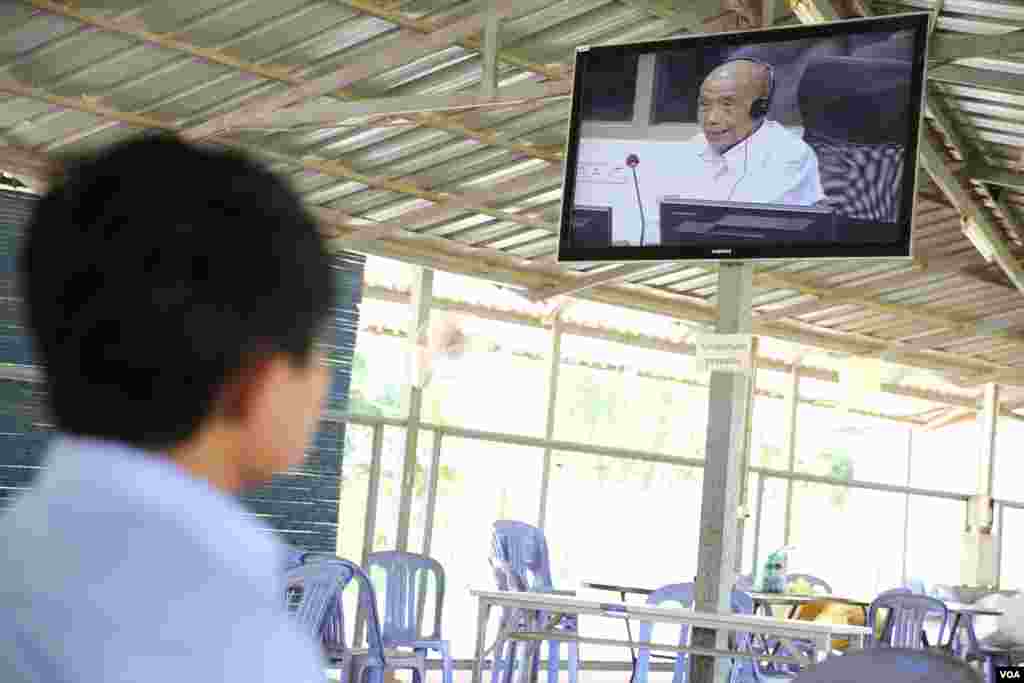 Members of the public watch live the testimony of Kaing Guek Eav, alias Duch, former chairman of S-21 on the trial in case 002/02 at the Extraordinary Chambers in the Courts of Cambodia (ECCC) in Phnom Penh on June 07, 2016. (Hean Socheata/VOA Khmer)