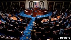 FILE - Republican and Democrats applaud law enforcement as they returned to work after the riot on Jan. 6, 2021. (Erin Schaff/Pool via REUTERS )