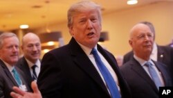 Presiden AS Donald Trump berbicara kepada media saat tiba di Davos, Swiss hari Kamis (25/1). 