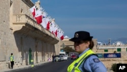 Les forces de l’ordre patrouillent aux alentours du Mediterranean Conference Centre où se tient le sommet Afrique-Union européenne sur la crise migratoire à La Valette, Malte, mercredi 11 novembre 2015. (AP Photo / Alessandra Tarantino)