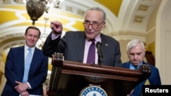 Pemimpin Mayoritas Senat AS Chuck Schumer berbicara kepada media di gedung Capitol di Washington DC (foto: dok). 