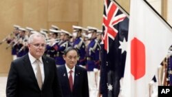 នាយករដ្ឋមន្ត្រី​អូស្ត្រាលី​លោក Scott Morrison (ឆ្វេង) និង​ដៃគូ​ជប៉ុនរបស់​លោក​គឺ​​​លោក Yoshihide Suga ចូលរួម​ក្នុង​ជំនួប​មួយ​នៅ​មុន​​ជំនួប​ផ្លូវការ​ក្នុង​ទីក្រុង​តូក្យូ ប្រទេស​ជប៉ុន ថ្ងៃទី១៧ ខែវិច្ឆិកា ឆ្នាំ២០២០។ ​