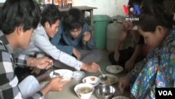 កម្មករ​រោងចក្រ​កាត់ដេរ​បរិភោគ​អាហារ និង​រស់នៅ​ជាមួយគ្នា​ក្នុង​ផ្ទះ​ដ៏​តូច​ចង្អៀត​ ដើម្បី​កាត់បន្ថយ​ការចំណាយ​ក្នុង​ការរស់នៅ។ (ថត​នៅ​ថ្ងៃ​ទី ២២ ខែមករា ឆ្នាំ២០១៤)