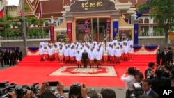 Cambodia's King Norodom Sihamoni stands together with Hun Sen at the opening of the National Assembly. Sept 23, 2013.