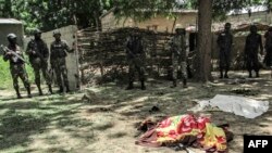Les forces de sécurité camerounaises déployées après un double attentat suicide dans le village de Kolofata, Extrême-Nord, Cameroun, 13 septembre 2015.