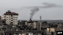 De la fumée s’élève après une explosion à Rafah, dans le sud de la bande de Gaza, sur le côté égyptien de la frontière, 10 février 2018.