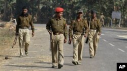 Polisi di negara bagian Assam India tenah melakukan patroli di wilayah Darakonasekitar 155 kilometer sebelah barat Gauhati, India (Foto: dok). Polisi Assam menembak mati delapan orang dalam bentrokan polisi-warga suku Rabha, Selasa (12/2).