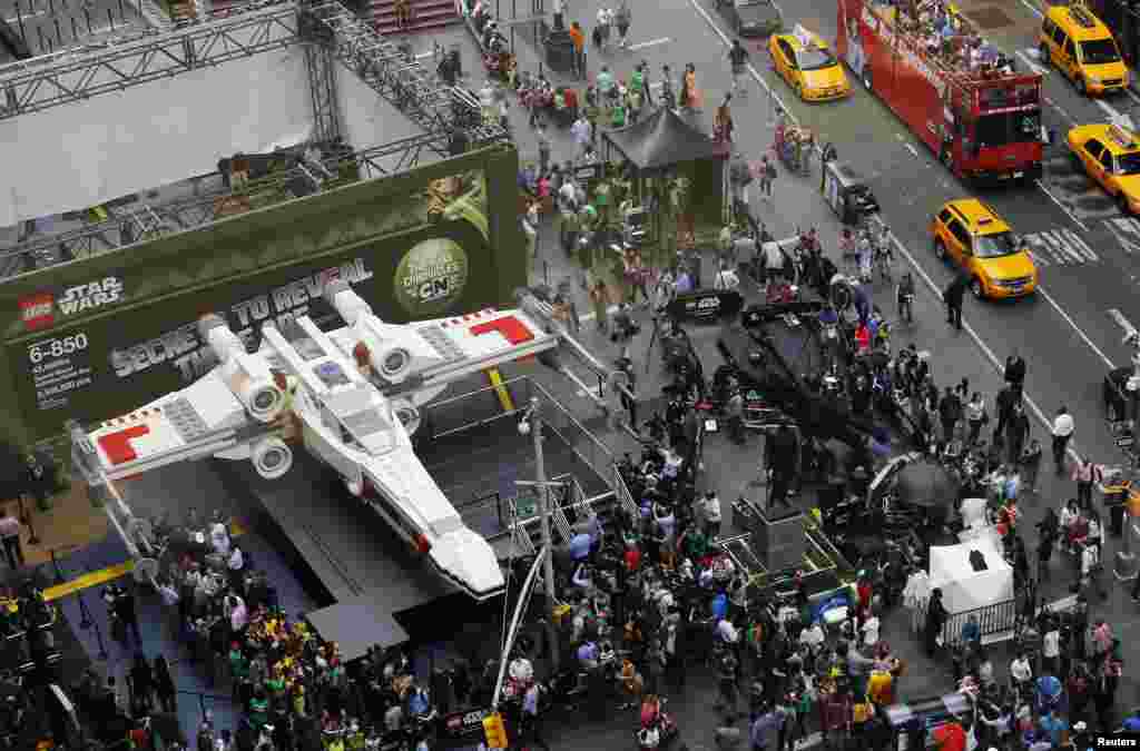 Lego terbesar di dunia yang dibuat berdasarkan model pesawat pada film Star Wars, dipajang di Times Square, New York.