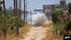 Pasukan Libya dukungan Turki melakukan pembersihan dengan meledakkan ranjau-ranjau darat di Tripoli, Libya (foto: dok).