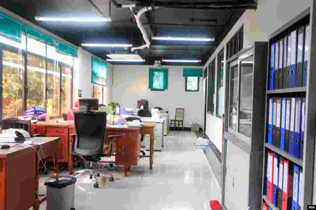 ការិយាល័យ​កាសែត​ The Cambodia Daily ក្រោយ​កាសែត​មួយ​នេះ​សម្រេច​ចិត្ត​បិទទ្វារ បន្ទាប់​ពី​ប្រតិបត្តិការ​បោះពុម្ភផ្សាយ​អស់​រយៈពេល​ ២៤ឆ្នាំ​និង​១៥ថ្ងៃ​ តាំងពី​ឆ្នាំ១៩៩៣​មក រាជធានីភ្នំពេញ​ នៅថ្ងៃទី៤ ខែកញ្ញា​ ឆ្នាំ២០១៧។  (ខាន់ សុគុំមនោ/VOA)